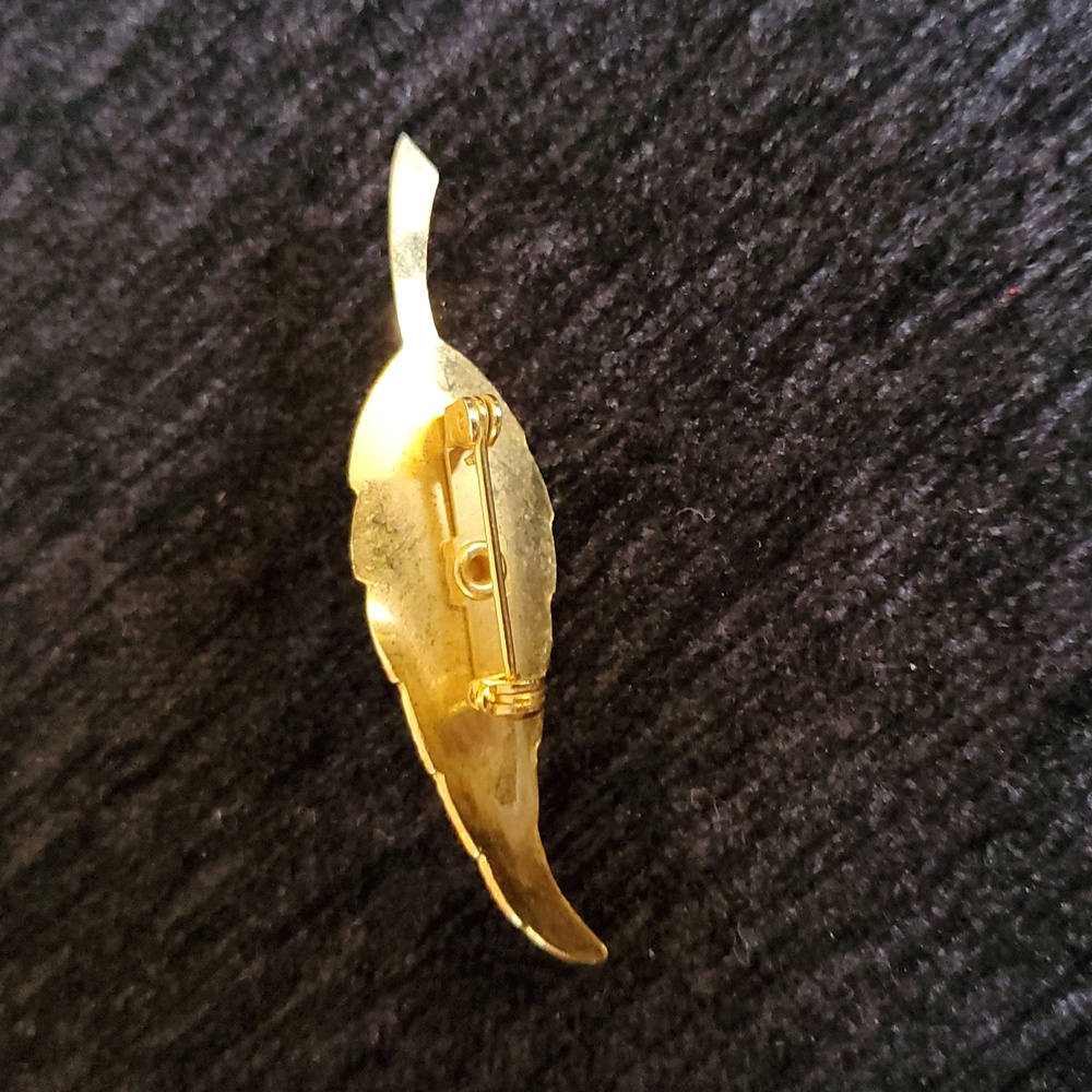 Vintage Gold Tone Leaf / Feather Shaped Brooch with Prong Set Pearl - Picture 3 of 3
